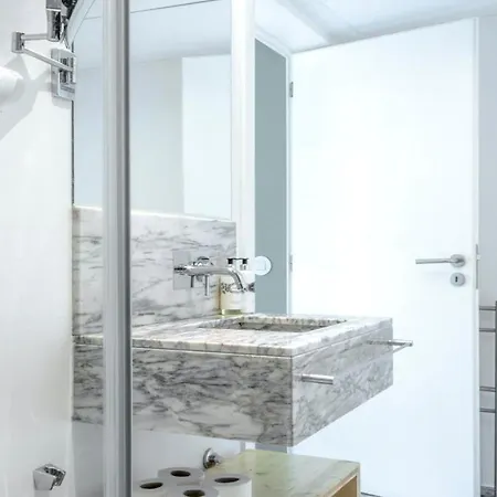 Apartment Plum Guide - The Poolside Collage Lisbon